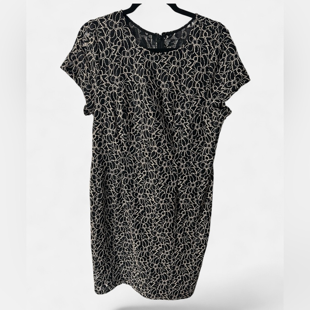 Adrianna Papell Women’s Black and Cream Lined Lace Cap Sleeve Cocktail Dress